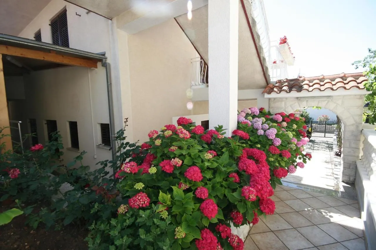 Apartments Mirjana With Sea View Malinska